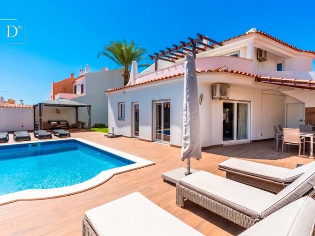 Villa exclusiva à venda com piscina e garagem em Santa Eulál. 190m² São Brás De Alportel