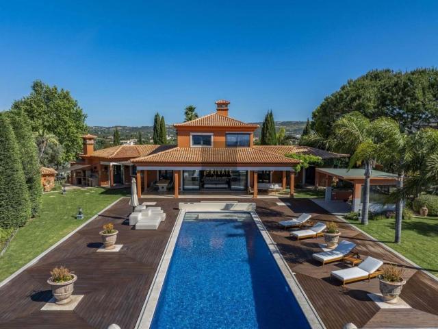 Villa exclusiva no topo da colina com vista panorâmica para o mar