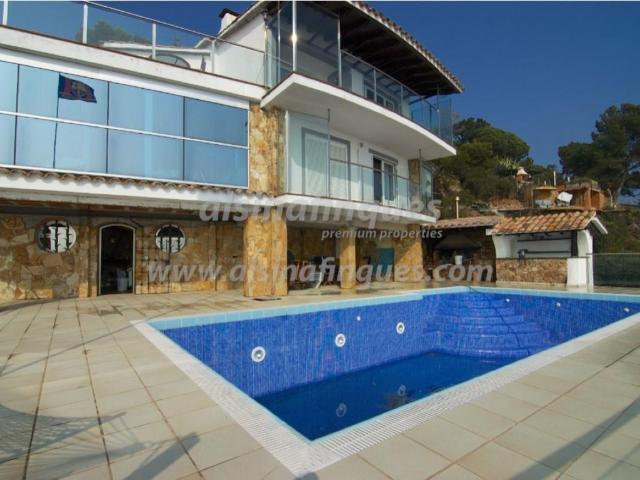 Villa exclusiva sobre el acantilado, increíbles vistas al ma. 440m² Lloret de Mar