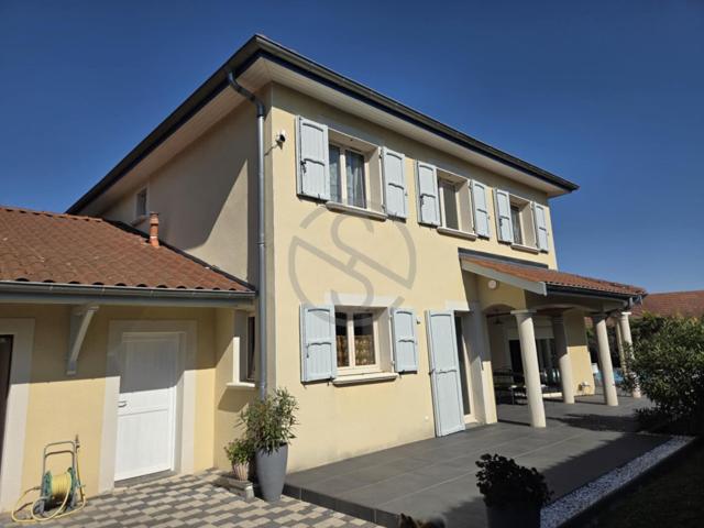 Villa familiale 5 chambres piscine double garage