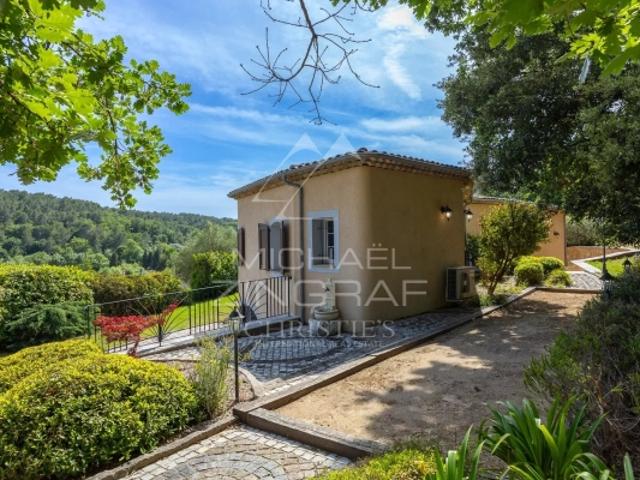 Élégante villa familiale avec piscine et jacuzzi, à quelques minutes de Valbonne