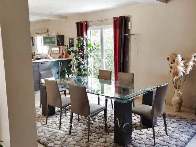 Villa familiale contemporaine avec piscine à Caux 173m² Caux