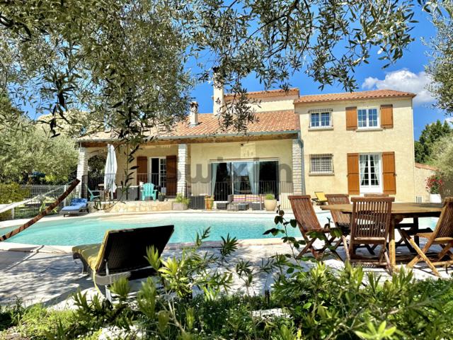 Villa familiale aux volumes généreux piscine A l'abri de