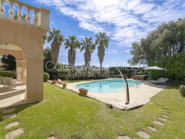 Villa familiale au calme avec vue dégagée et mer à l'horizon 223m² Vence
