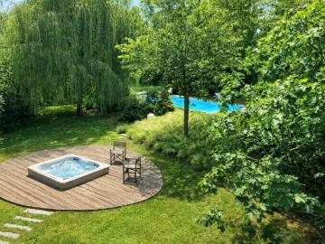 Villa familiale avec vaste terrain arborisé, agrémenté d'une piscine chauffée et jacuzzi