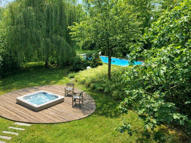 Villa familiale avec vaste terrain arborisé, agrémenté d'une piscine chauffée et jacuzzi