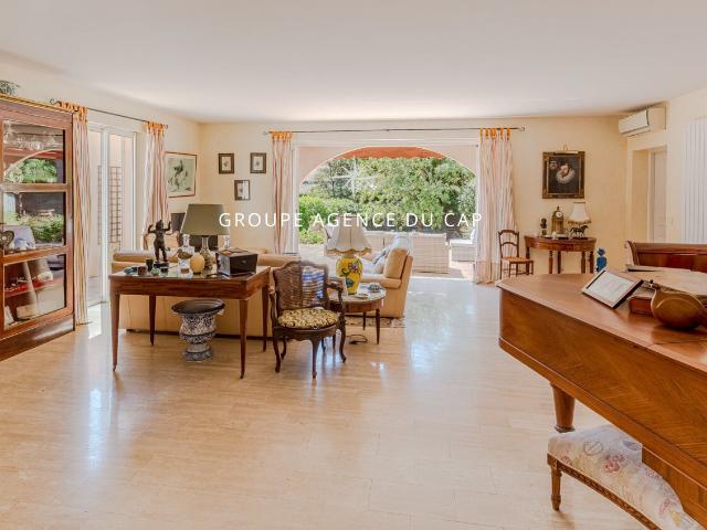 Villa Familiale Avec Piscine À Quelques Pas De La Mer Et Du. 300m² Saint Raphaël