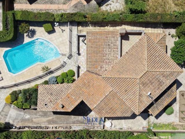 Villa familiale avec piscine dans un environnement particuli