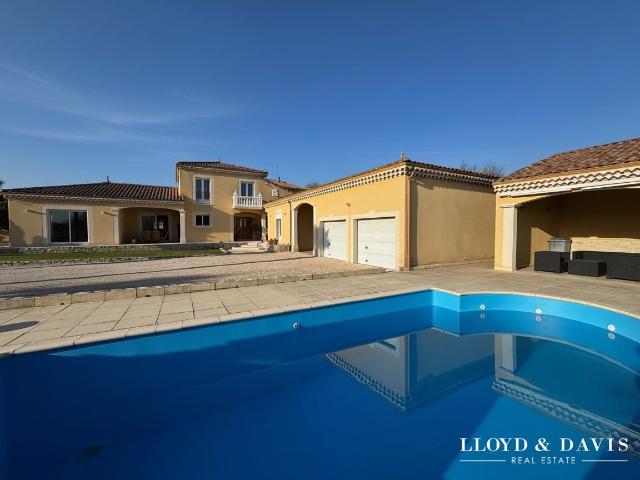 Villa familiale avec piscine & prestations premium Secteur B. 186m² Beauvallon