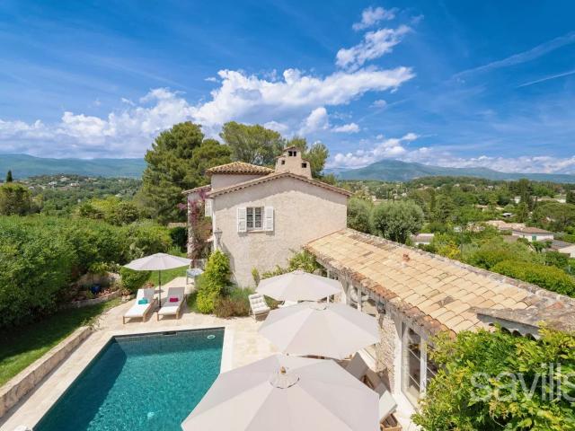 Villa familiale dans le village prisé de Valbonne