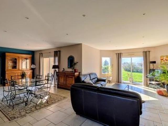 Villa familiale de 212m² vue Monts du Lyonnais calme absolu piscine grand terrain