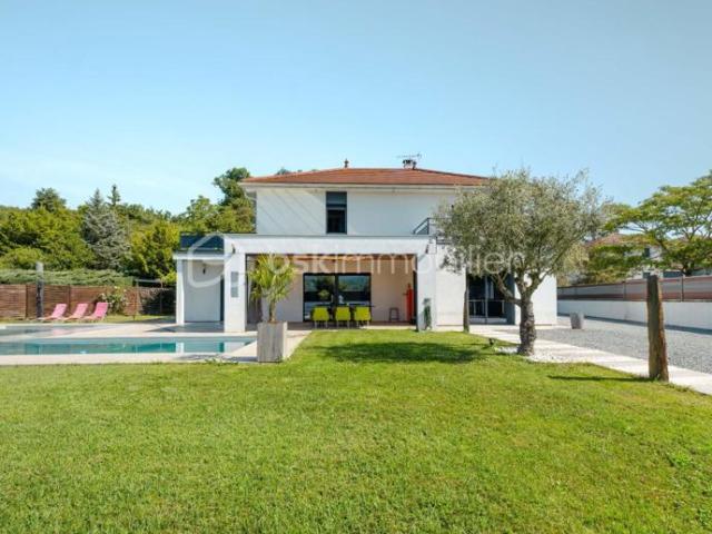 Villa familiale de standing avec piscine, double garage et vue dégagée