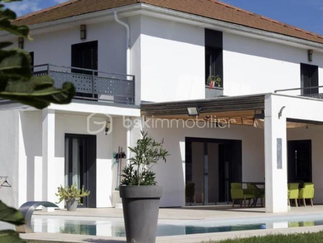 Villa familiale de standing avec piscine, double garage et vue dégagée