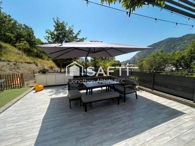 Villa familiale moderne avec jardin, terrasse 5000m2 de montagne