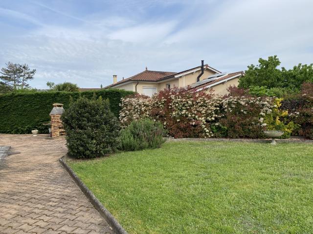 Villa familiale possibilité 2 logements avec grand terrain arboré à Chazay d’Azergues