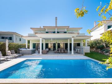 Villa Familiar de 4 Quartos com Piscina Privada e Jacuzzi à. 280m² Almancil
