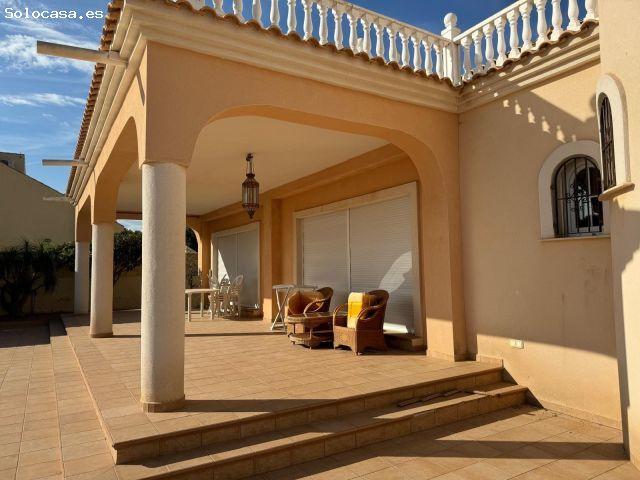 Villa familiar junto al mar: a 200 m de la playa de arena, parcela de 900 m2, piscina privada y vist