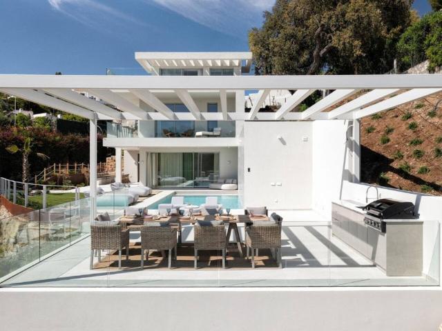 Villa For Rent in Este Elviria, Marbella