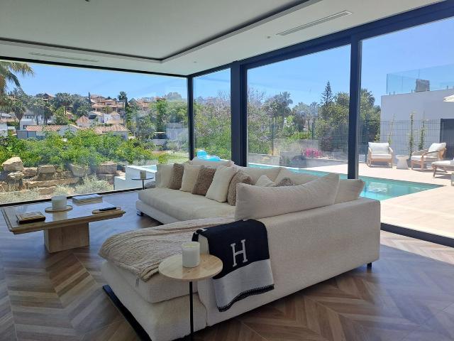 Villa For Rent in Estepona, Estepona