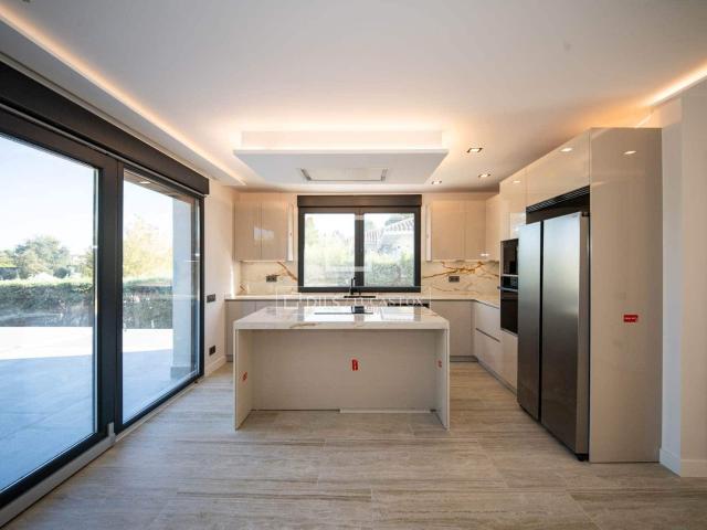 Villa for rent in Madrid city, Madrid