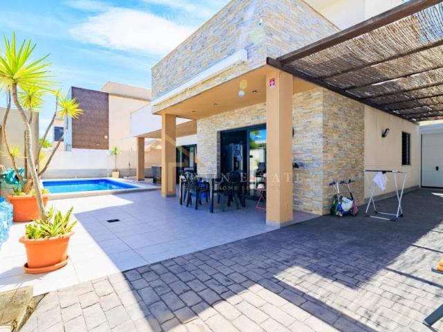 Villa for rent in Mil Palmeras, Pilar de la Horadada, Alicante