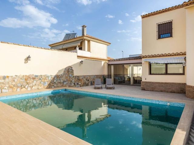 Villa for rent in Montequinto, Dos Hermanas, Seville