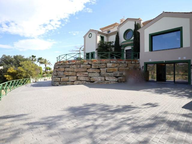 Villa For Rent in New Golden Mile, Estepona