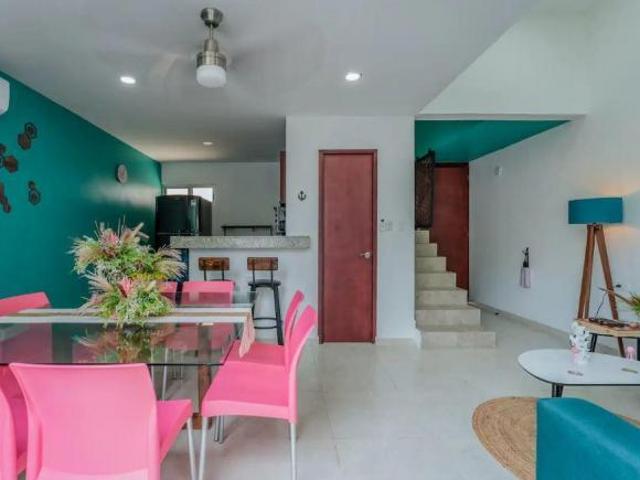 Villa Flamingos de 3 Niveles con Paneles Solares a 1 cuadra de la Playa