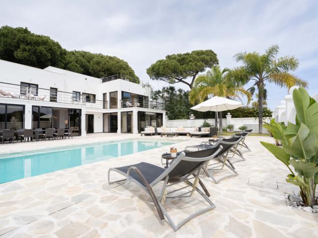 Villa frente a la playa en Cabopino, Marbella Este