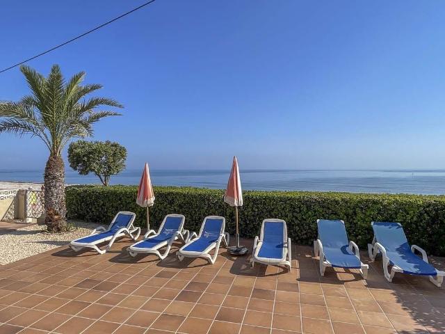 Villa frente al mar con piscina privada en venta en Denia