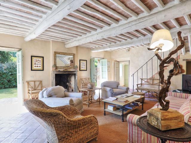 Villa Gladiolo is located in an exceptionally panoramic position among olive groves, in the hills between Lucca and the Versilia coast. T