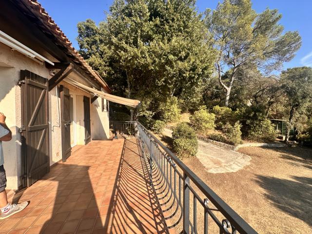 VILLA + grand garage sur 1800 m2 clos