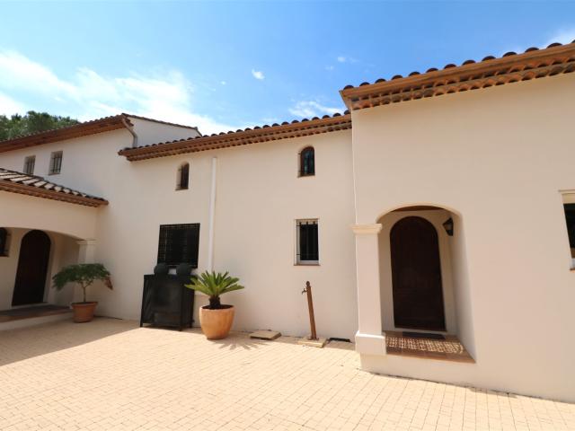 Villa hacienda 260m2 avec piscine et dépendances 260m² Bagnols en Forêt