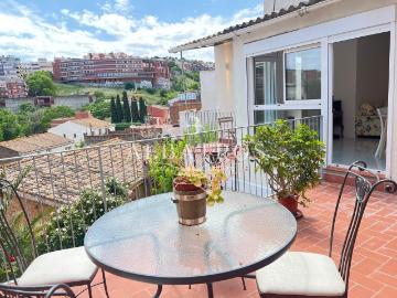 Exclusiva villa histórica reformada en alquiler con vistas a Barcelona