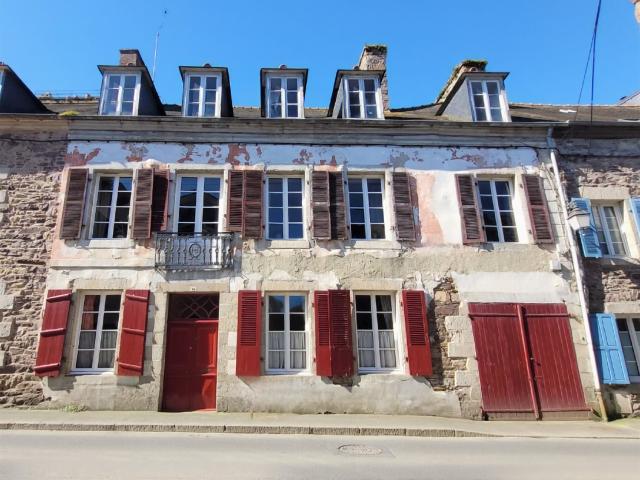 Villa Historique au Caractère Fortifié près du Port. Jardins. 290m² Pontrieux