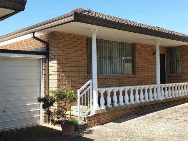 Villa home with No Common Walls in Sought After Location