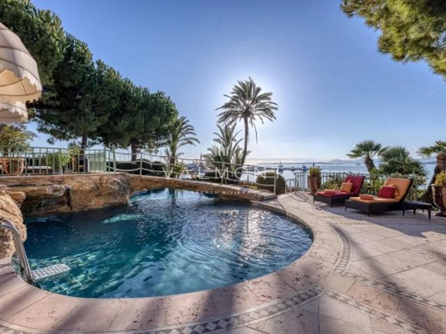 Villa Iconique en Bord de Mer au Cap d'Antibes
