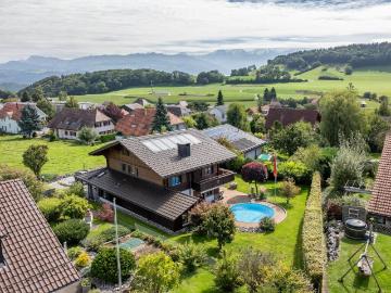 Villa im Chalet Stil mit Pool & Sicht auf die Berner Alpenkette in Riggisberg