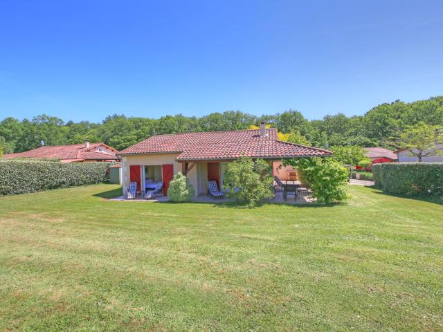 Villa impeccable de deux chambres, avec piscine commune 74m² Les Forges