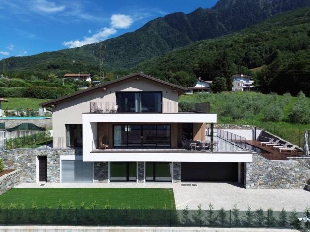 Villa in vendita a Colico LC