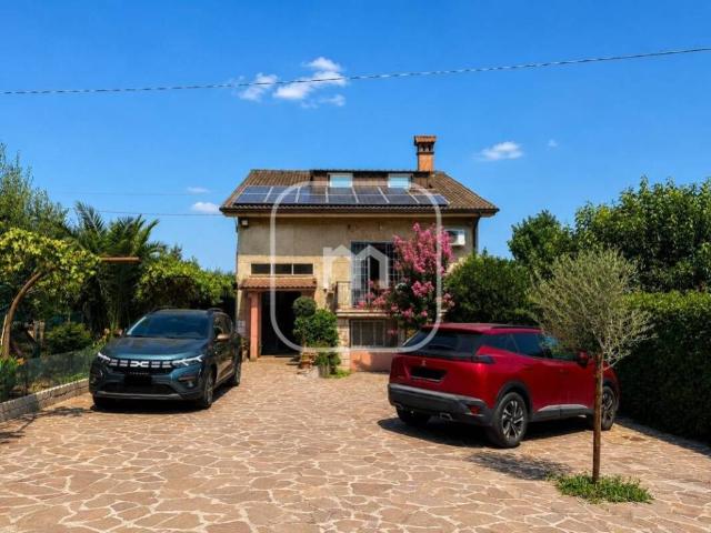 Villa in vendita a Colonna RM