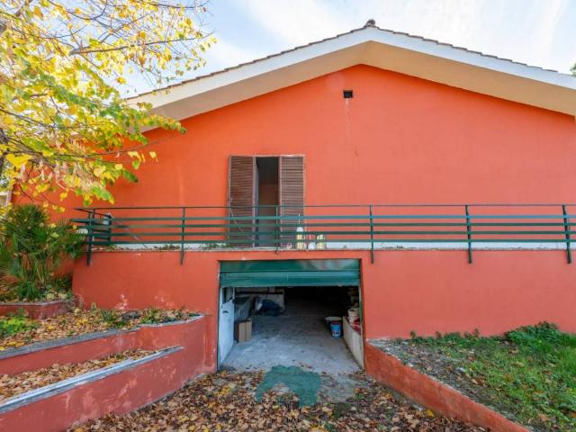 Villa in vendita a Colonna RM
