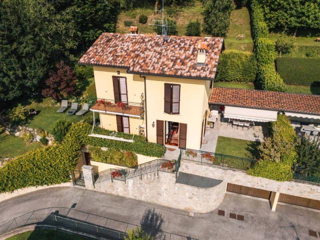 Villa in vendita a Colle Brianza LC