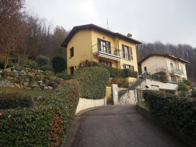 Villa in vendita a Colle Brianza LC