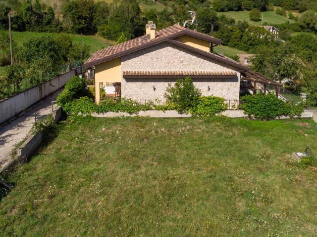 Villa in vendita a Colle di Tora RI