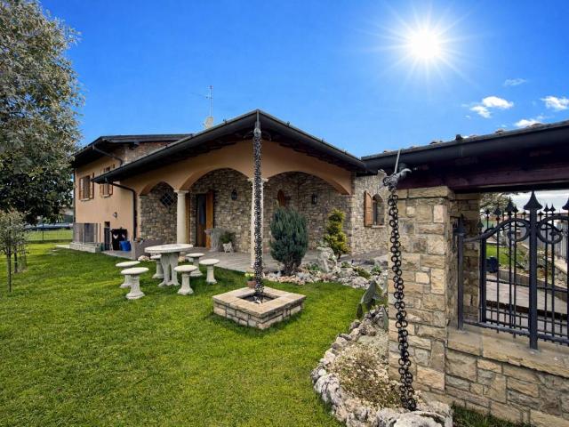 Villa in vendita a Comezzano Cizzago BS