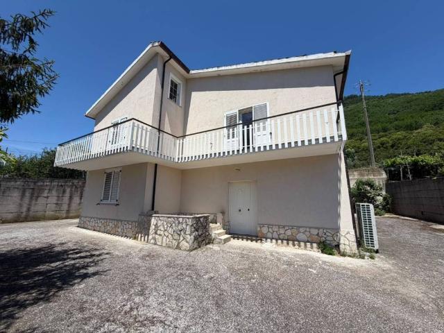 Villa in vendita a Contrada AV