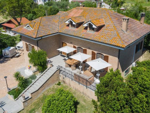 Villa in vendita a Corinaldo, Nevola