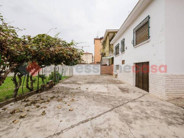 Villa in vendita a Corsico MI