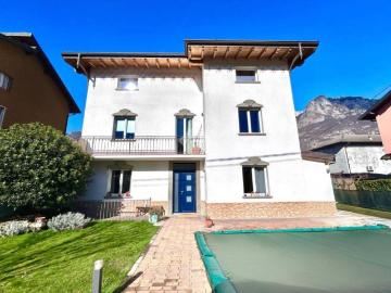 Villa in vendita a Costa Volpino BG